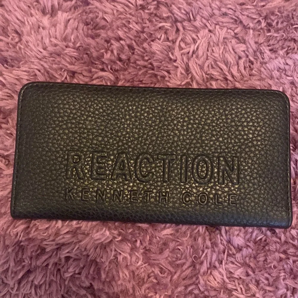 KENNETH COLE WALLET - Picture 1 of 2